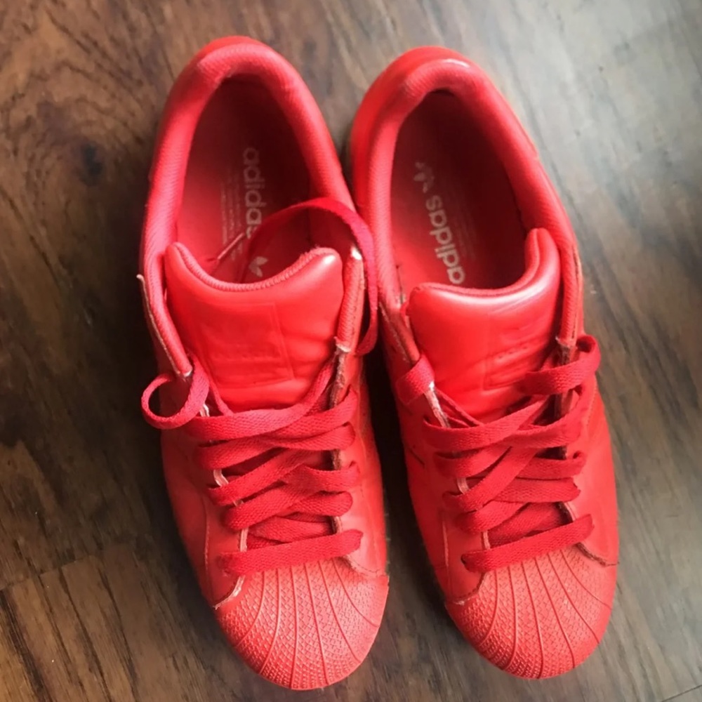 Class Adidas in limited red